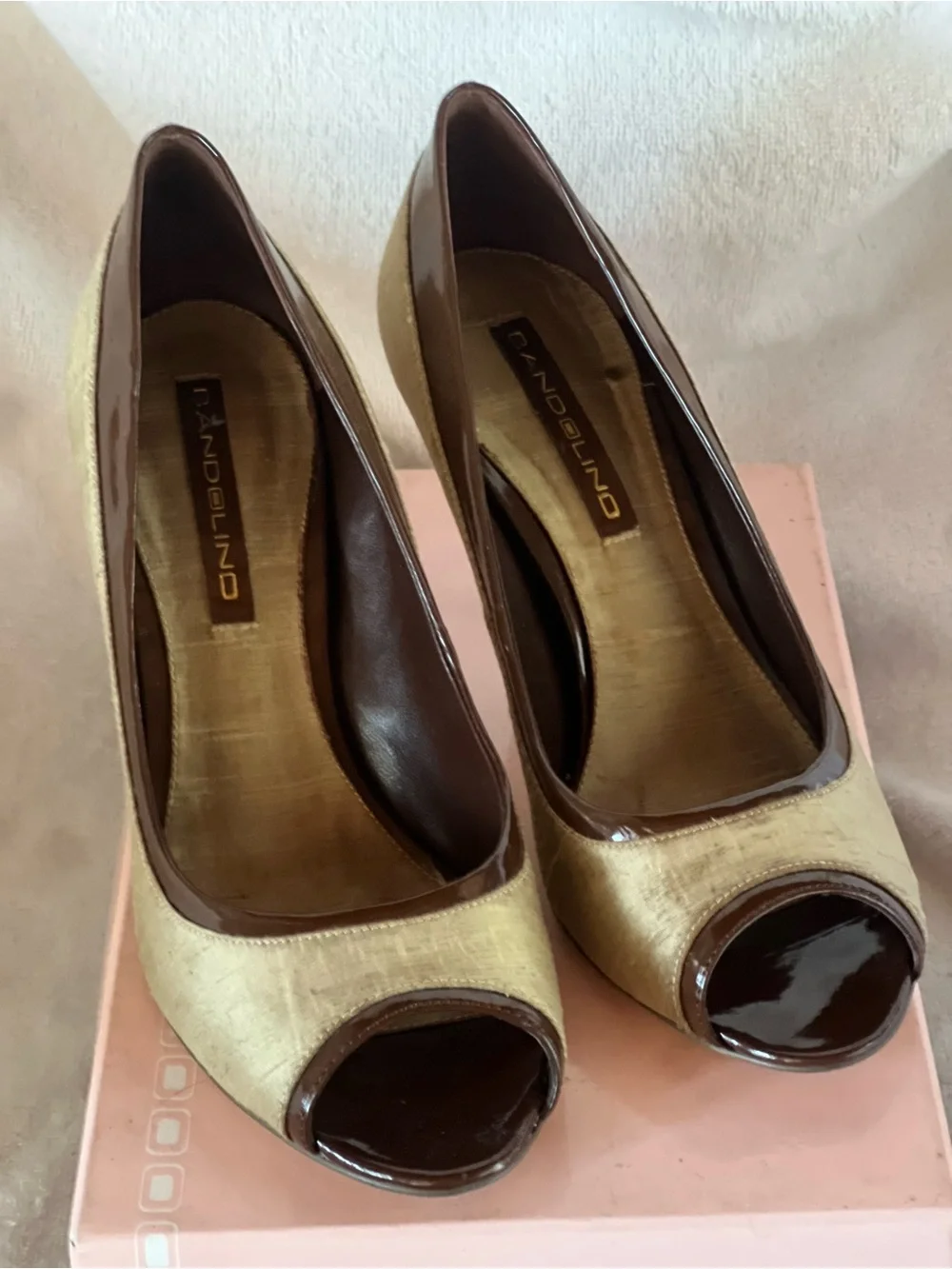 Y2K Bandolino Bogordona Peep Toe Heels Brown Patent Gold Shantung Fabric Pumps W